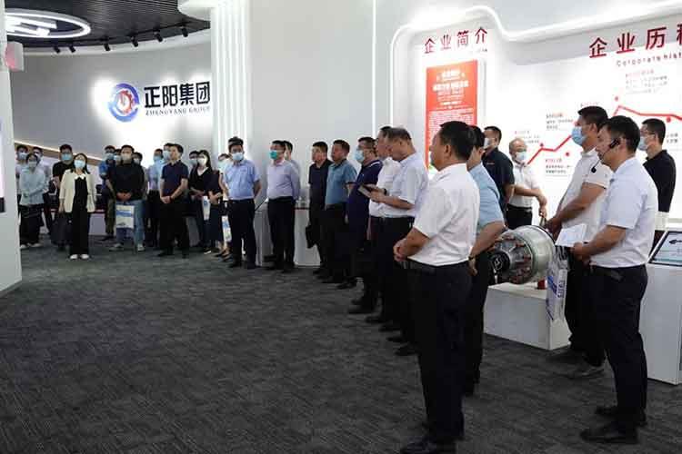 濟(jì)寧地區(qū)高端裝備制造各龍頭企業(yè)組團(tuán)到正陽(yáng)集團(tuán)考察參觀(guān)，尋求合作，共謀發(fā)展